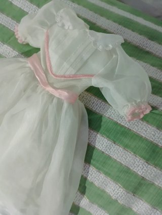 Vestido de muñeca blanco con detalles rosas