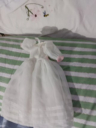 Vestido de muñeca blanco con detalles rosas