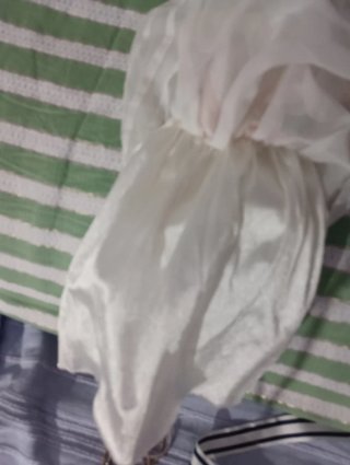 Vestido de muñeca blanco con detalles rosas