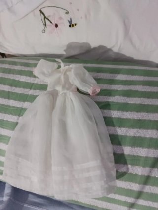 Vestido de muñeca blanco con detalles rosas
