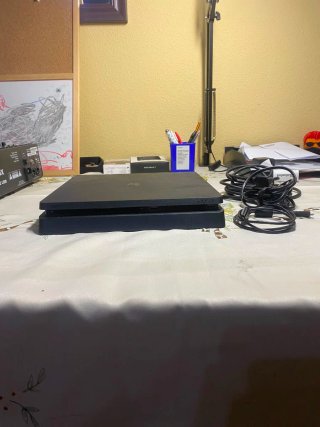 Pack PS4 Slim Negra + 2 Mandos + 4 Juegos