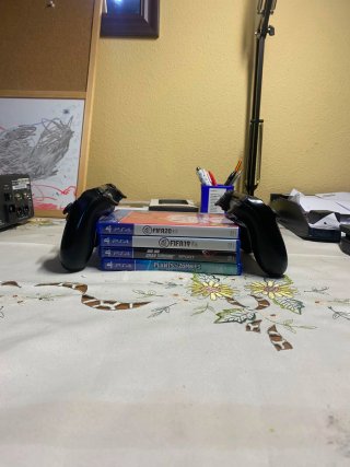 Pack PS4 Slim Negra + 2 Mandos + 4 Juegos