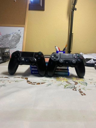 Pack PS4 Slim Negra + 2 Mandos + 4 Juegos