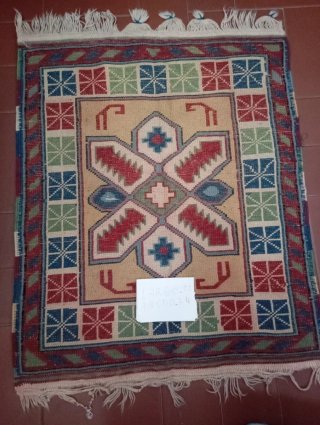 Alfombra decorativa con flecos
