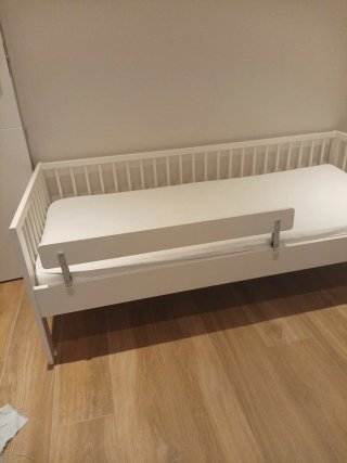 Cama infantil blanca con barrera