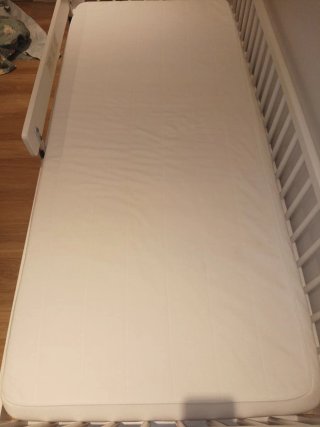 Cama infantil blanca con barrera