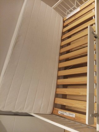 Cama infantil blanca con barrera