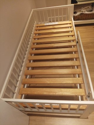 Cama infantil blanca con barrera