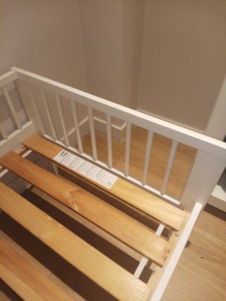 Cama infantil blanca con barrera