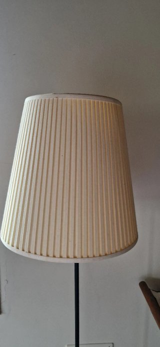 Lámpara de pie moderna beige y negra