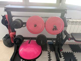 Máquina de gimnasio y banco