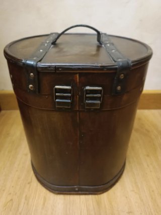 Baúl botellero redondo madera y cuero