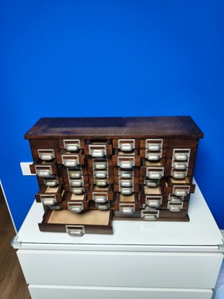 Mueble madera cajones metal