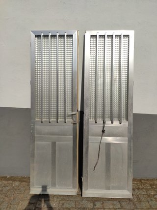 Puerta de aluminio 2,20 x 1,30  con reja y cristal