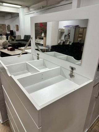 Cómoda con espejo y joyero nuevo