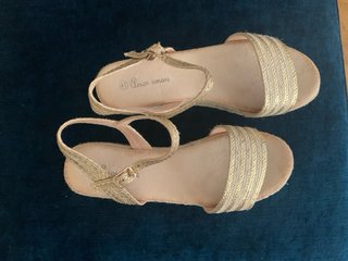 Sandalias esparto plataforma beige y doradas