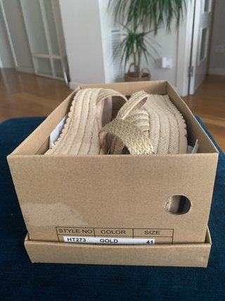 Sandalias esparto plataforma beige y doradas