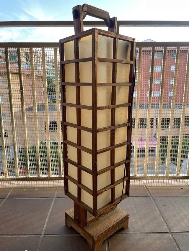 Lámpara de pie estilo japonés de madera