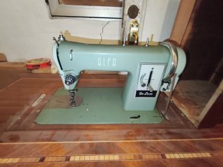 Máquina de coser Alfa antigua