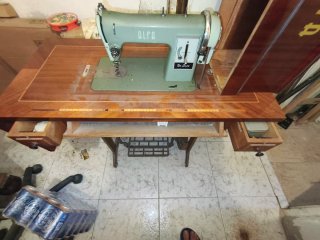 Máquina de coser Alfa antigua