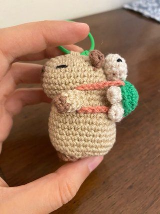 Capibara con zainetto a tartaruga rimovibile
