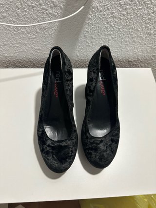 Zapatos de tacón negros de terciopelo