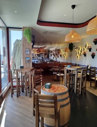 Sillas, mesas, taburetes en madera. Barato. Bares