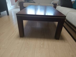 Mesa de centro de madera. An