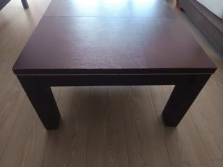 Mesa de centro de madera. An