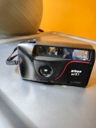 Cámara Nikon RF10 con funda