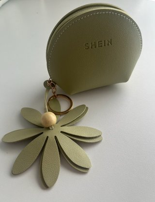 Monedero verde con detalle flor