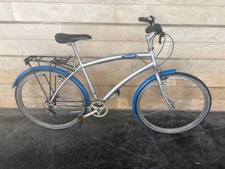 Bicicleta de ciudad plateada