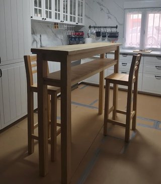 Taburetes y mesas en madera. Sillas, barricas
