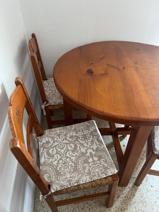 Mesa redonda de madera