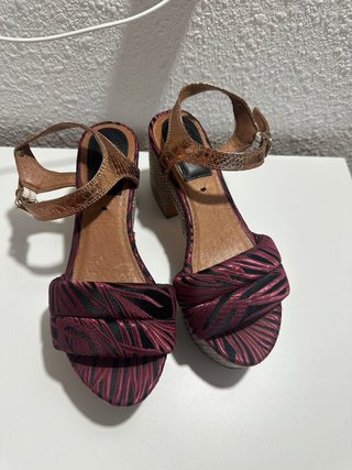 Sandalias de tacón doradas y rojas