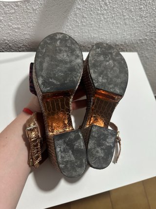 Sandalias de tacón doradas y rojas