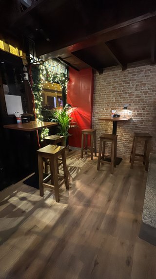 Mesas sillas de madera para restaurante. Taburetes