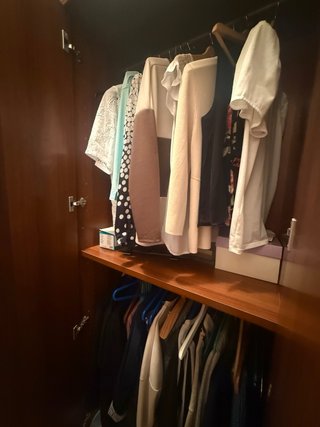 Armario de madera con puertas y cajones