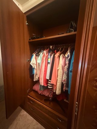 Armario de madera con puertas y cajones