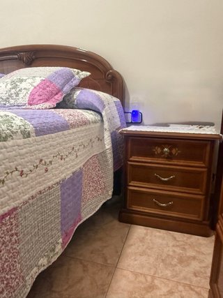 Armario de madera con puertas y cajones