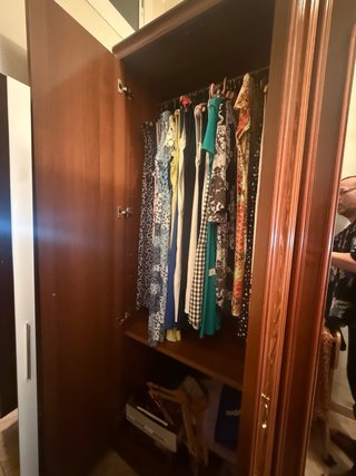 Armario de madera con puertas y cajones