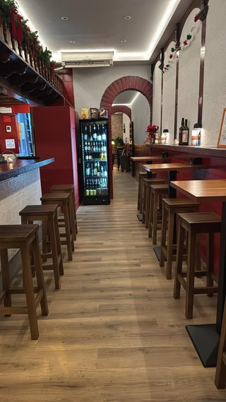 Taburetes madera. Sillas, barricas, mesas, bancos
