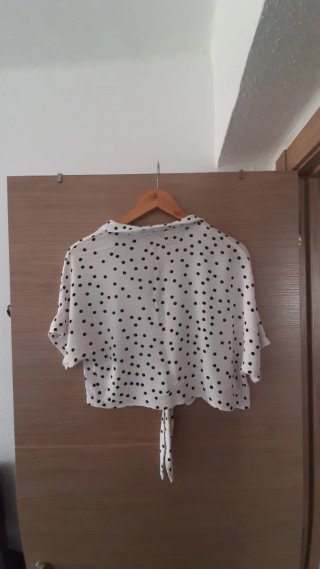 Camisa blanca corta con lunares negros