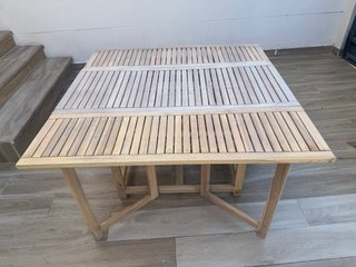 Conjunto mesa y sillas de madera