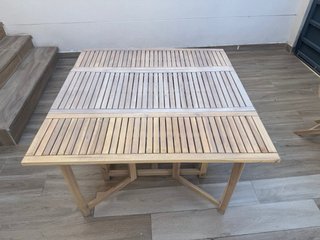 Conjunto mesa y sillas de madera