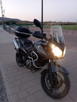 Suzuki V-Strom Adventure Negra