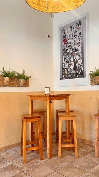 Barricas, bancos, sillas, mesas. Todo madera.