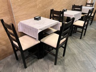 Sillas y mesas de madera maciza. Barato. Bares