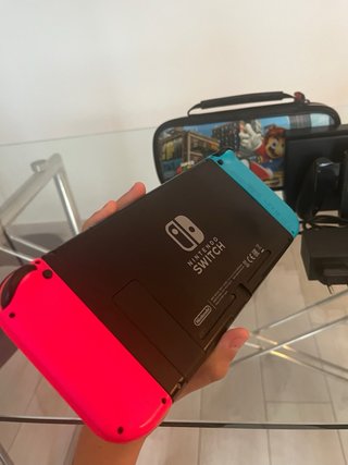 ¡CÓMO NUEVA! Nintendo Switch Azul y Roja