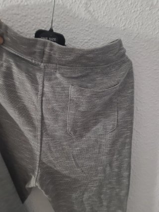 Chándal gris con cremalleras